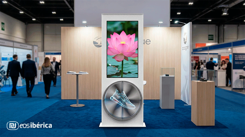 Tótem interactivo de interior con proyector holográfico integrado, ideal para destacar en ferias y eventos gracias a sus proyecciones 3D y avatares virtuales. 