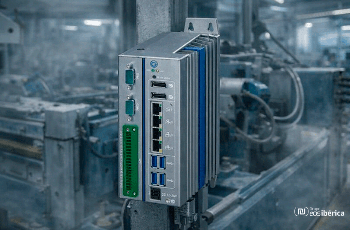 PC industrial fanless instalado en entorno industrial exigente con polvo y maquinaria pesada