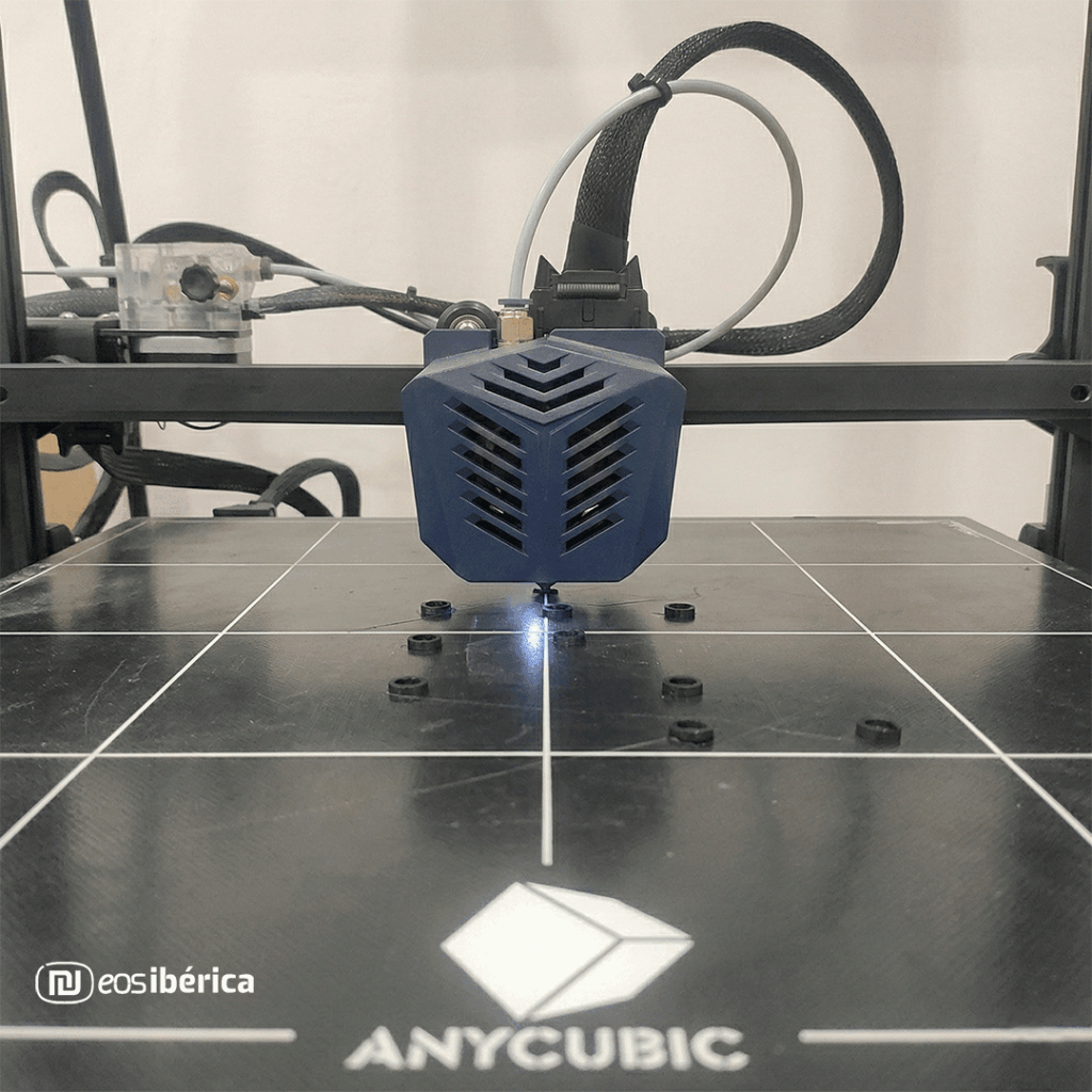 La impresión 3D es un proceso por el cual se crean objetos físicos colocando un material por capas en base a un modelo digital (que será el prototipo de la pieza que esperamos obtener). Todos los procesos de impresión 3D requieren que el software, el hardware y los materiales trabajen en conjunto