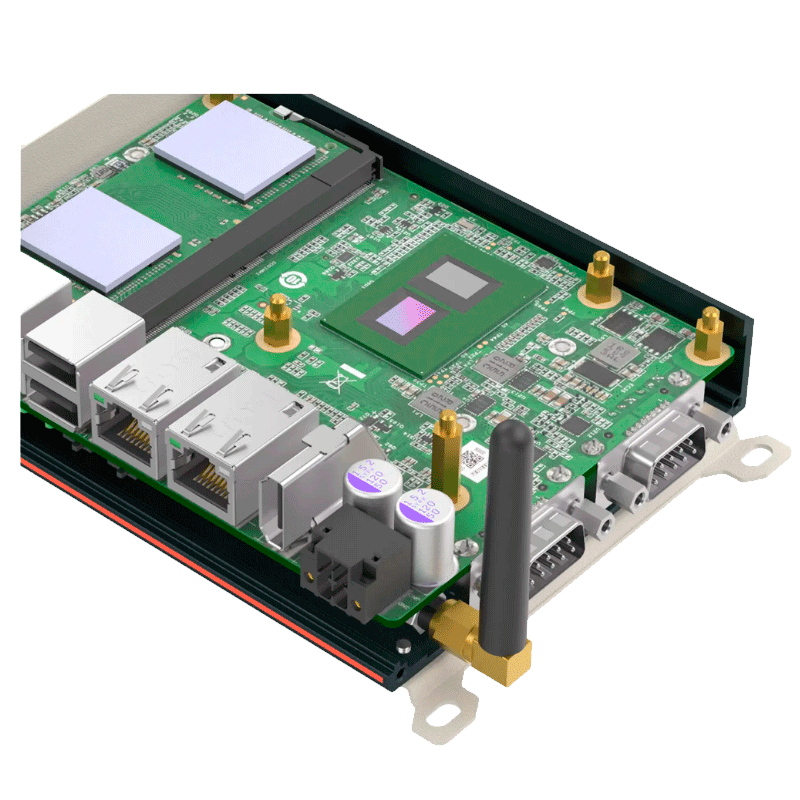 Vista en perspectiva del interior de un PC industrial fanless, mostrando la placa base verde con el procesador Intel Celeron, slots de memoria con almohadillas térmicas, puertos de conexión internos y una antena integrada.