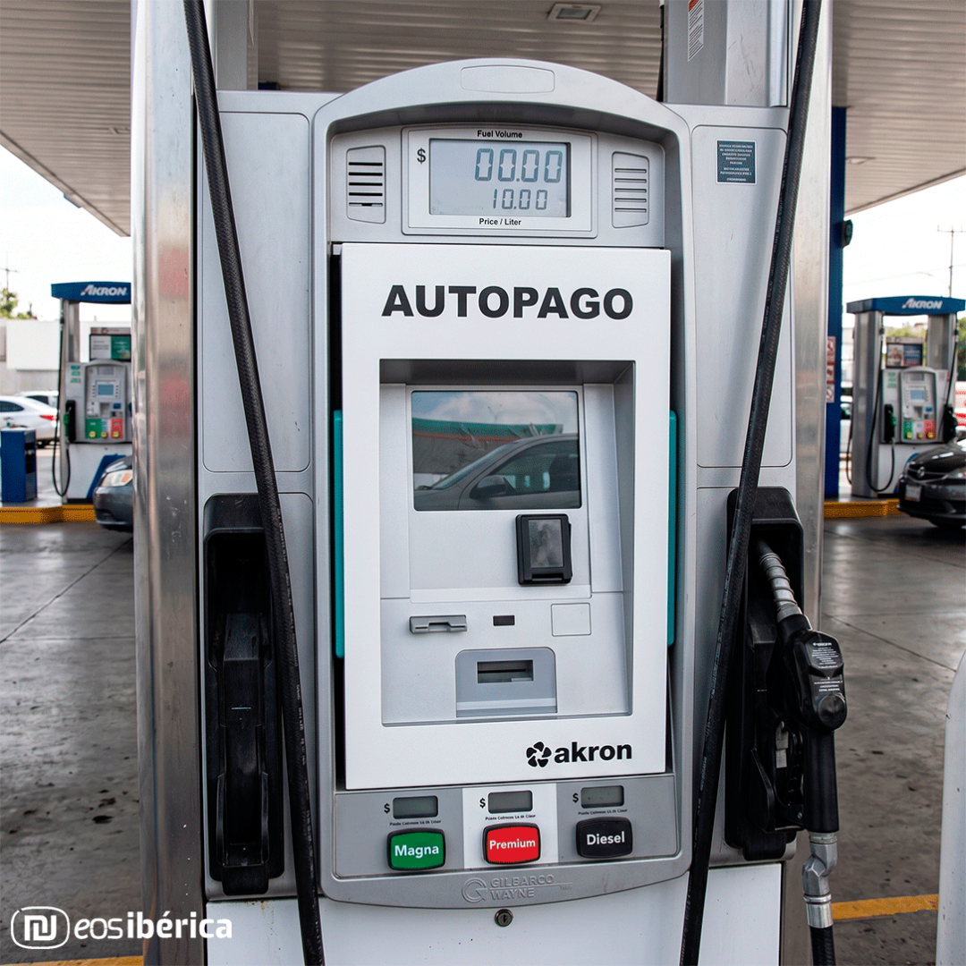 Fotografía realista y en primer plano del panel de control de un surtidor de gasolina. En el centro, está integrado nuestro terminal de autopago eAutopago Encastrable de color blanco que muestra claramente el texto 'AUTOPAGO' en la parte superior. El terminal incluye una pantalla, un lector de tarjetas y ranuras.